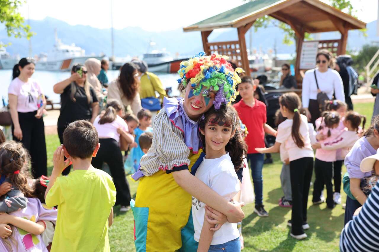 Marmaris’te Uçurtmalar Gökyüzünü, Çocuklar Burunucu’nu Renklendirdi 4